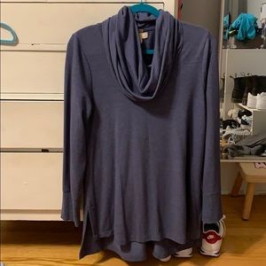 Sweatshirt with hanging turtle neck